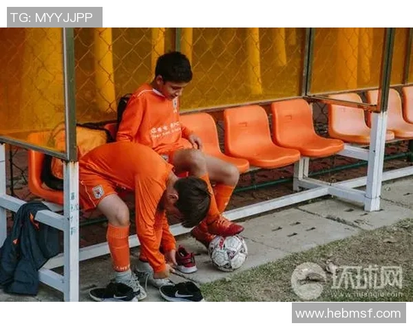 假装足球明星男朋友的甜蜜日常与意外挑战